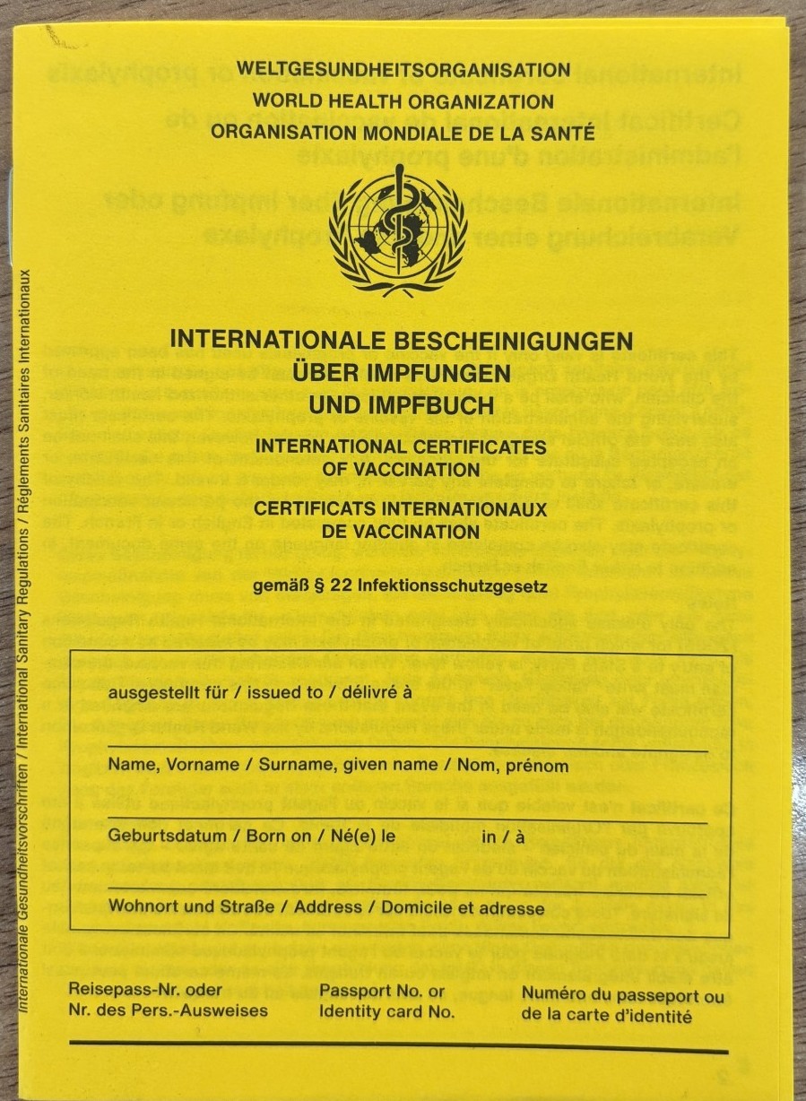 Carnet de vaccination international de l'Organisation mondiale de la santé (couverture jaune) remis à la Pharmacie du Pont Neuf