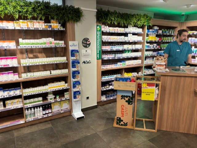 Pharmacien au comptoir prêt à vous conseiller
