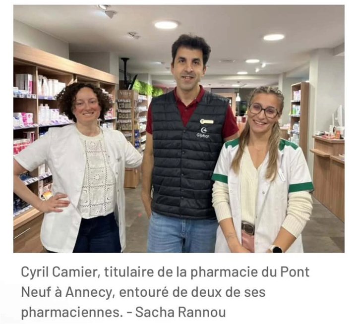 Article de L'Essor savoyard sur le remboursement des protections menstruelles réutilisables : Cyril Camier, titulaire de la Pharmacie du Pont Neuf à Annecy, entouré de deux de ses pharmaciennes