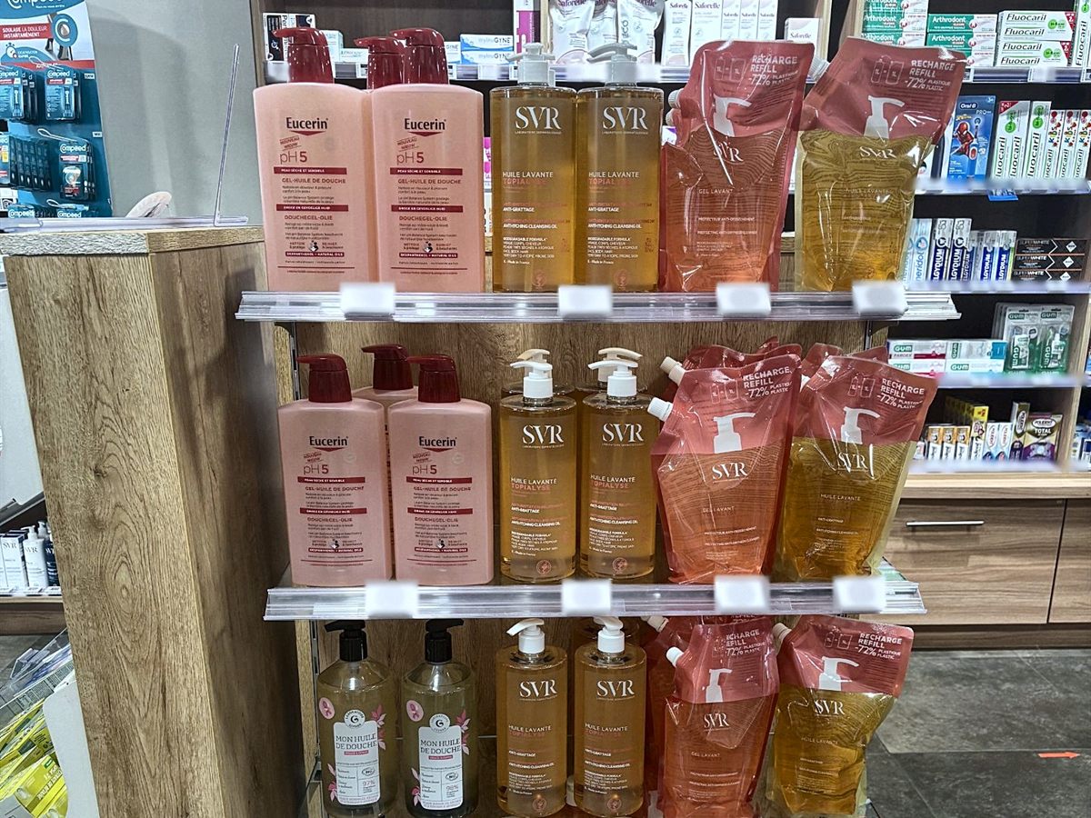 Gondole hygiène : huiles lavantes SVR et gels douche Eucerin pH5, avec recharges